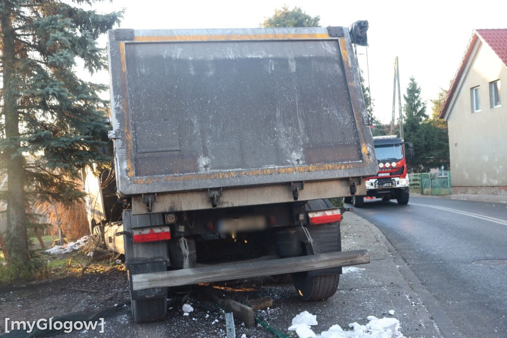 Ciężarówka w posesję w Brzegu Głogowskim