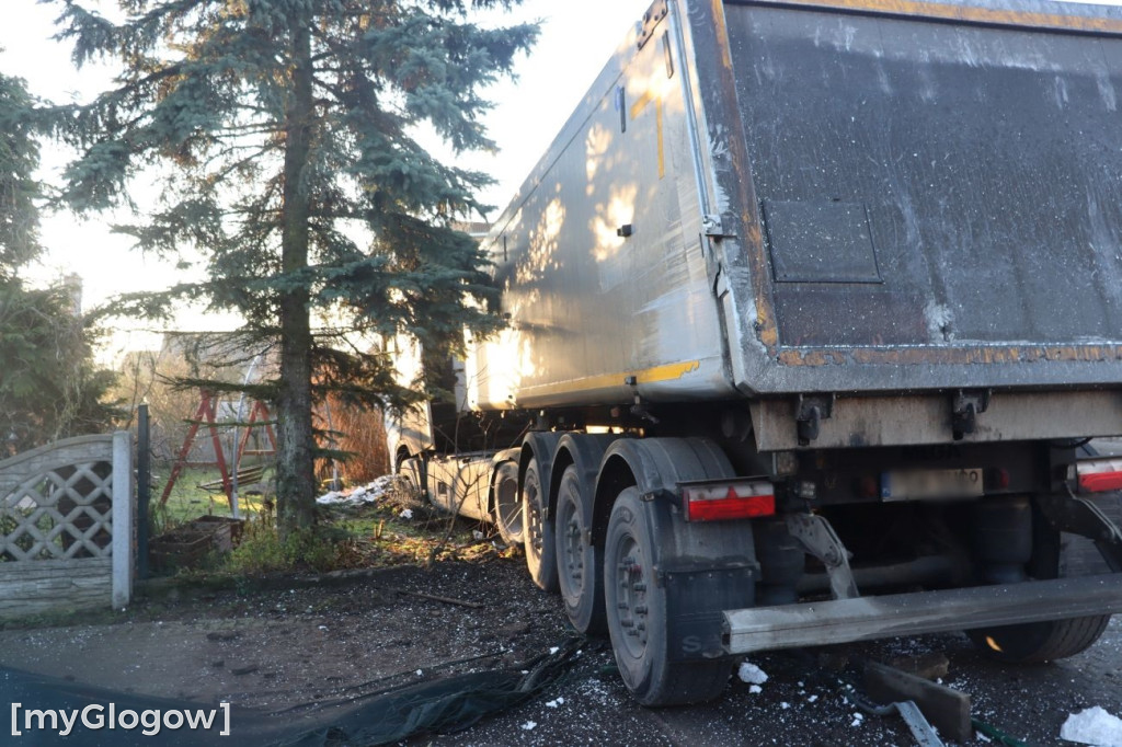 Ciężarówka w posesję w Brzegu Głogowskim