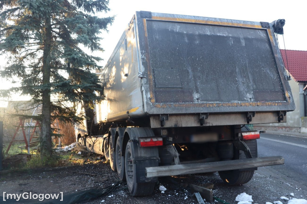 Ciężarówka w posesję w Brzegu Głogowskim