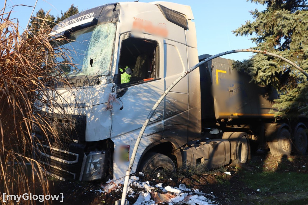 Ciężarówka w posesję w Brzegu Głogowskim