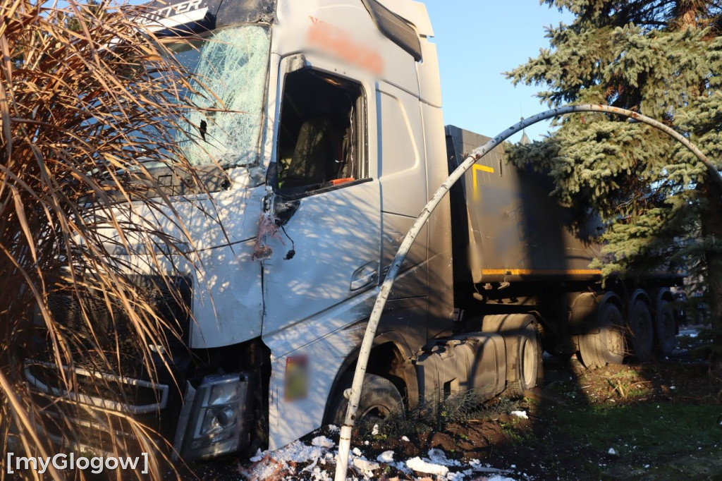 Ciężarówka w posesję w Brzegu Głogowskim