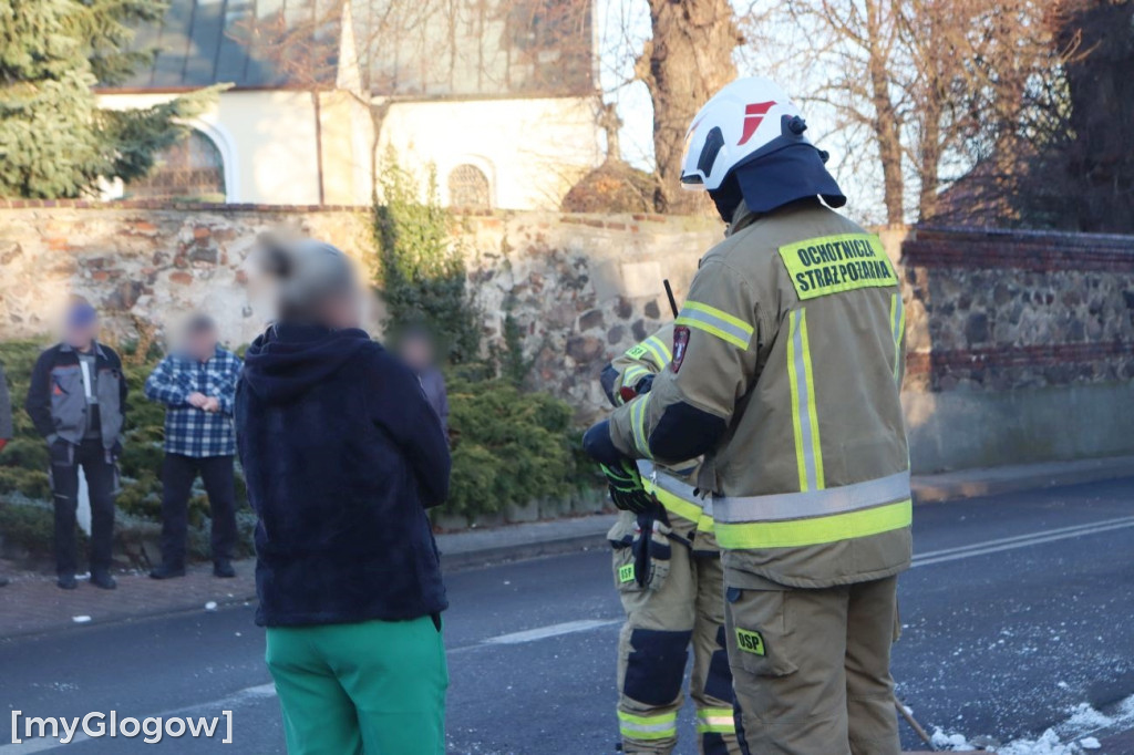 Ciężarówka w posesję w Brzegu Głogowskim