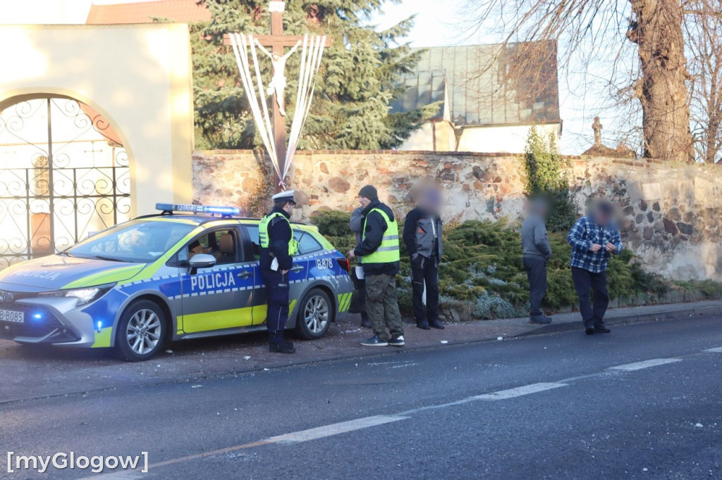 Ciężarówka w posesję w Brzegu Głogowskim