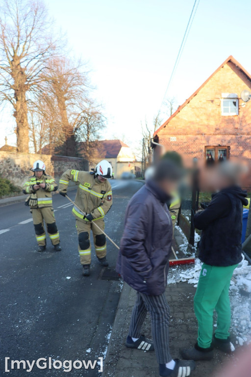 Ciężarówka w posesję w Brzegu Głogowskim