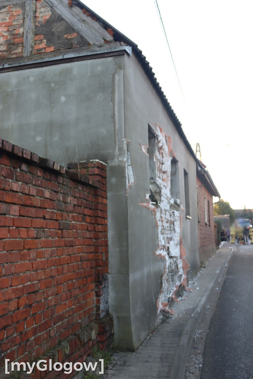 Ciężarówka w posesję w Brzegu Głogowskim