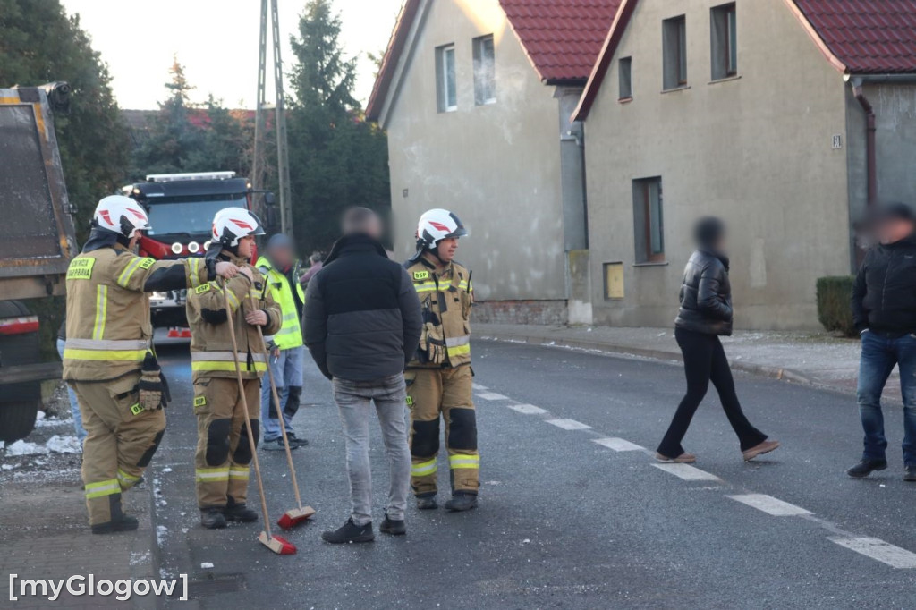 Ciężarówka w posesję w Brzegu Głogowskim