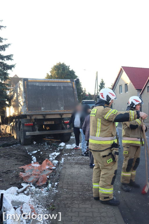 Ciężarówka w posesję w Brzegu Głogowskim