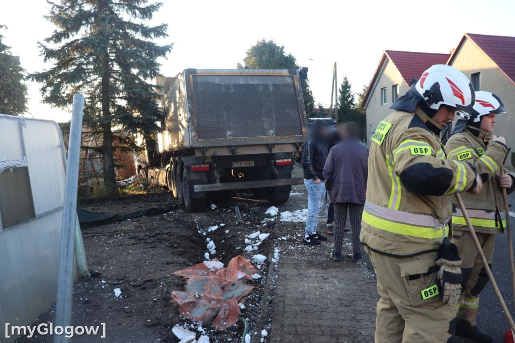 Ciężarówka w posesję w Brzegu Głogowskim