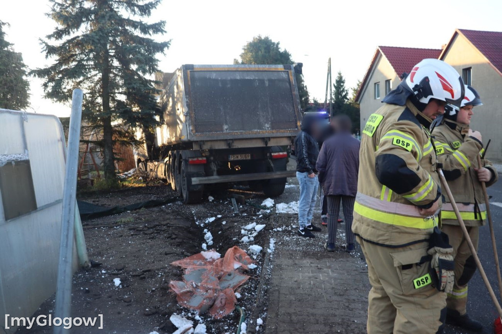 Ciężarówka w posesję w Brzegu Głogowskim