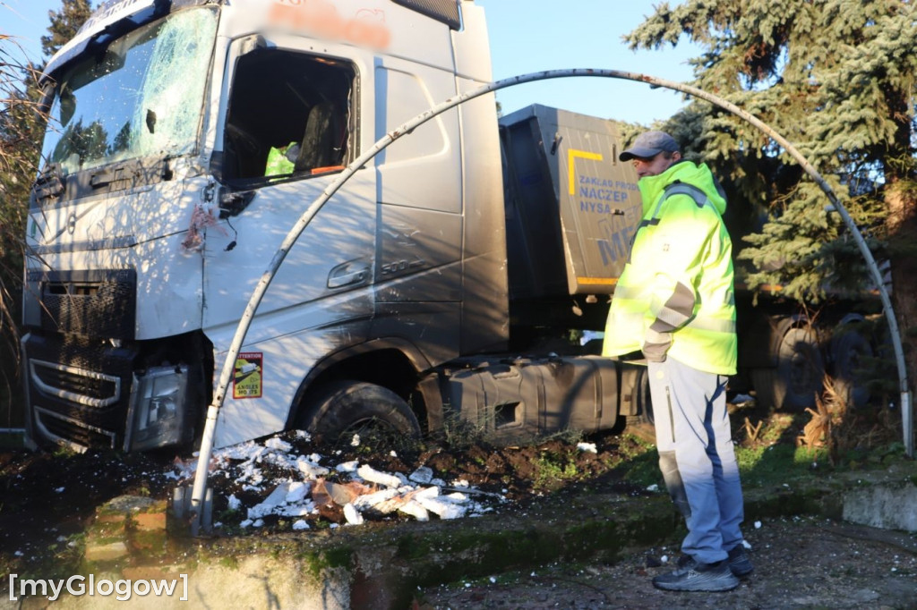 Ciężarówka w posesję w Brzegu Głogowskim