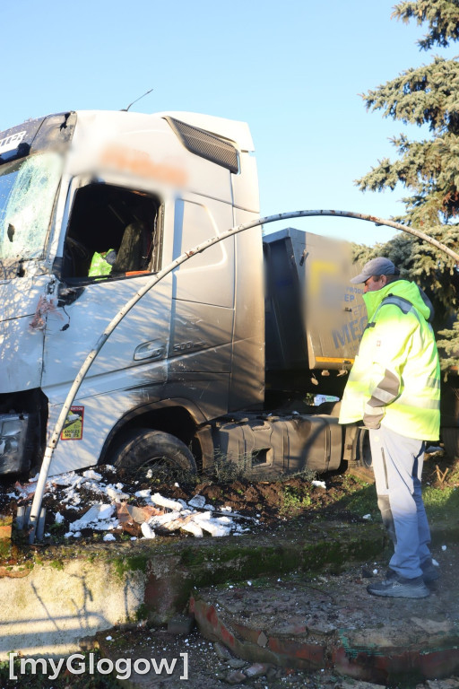 Ciężarówka w posesję w Brzegu Głogowskim