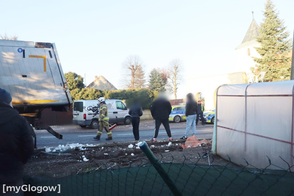 Ciężarówka w posesję w Brzegu Głogowskim