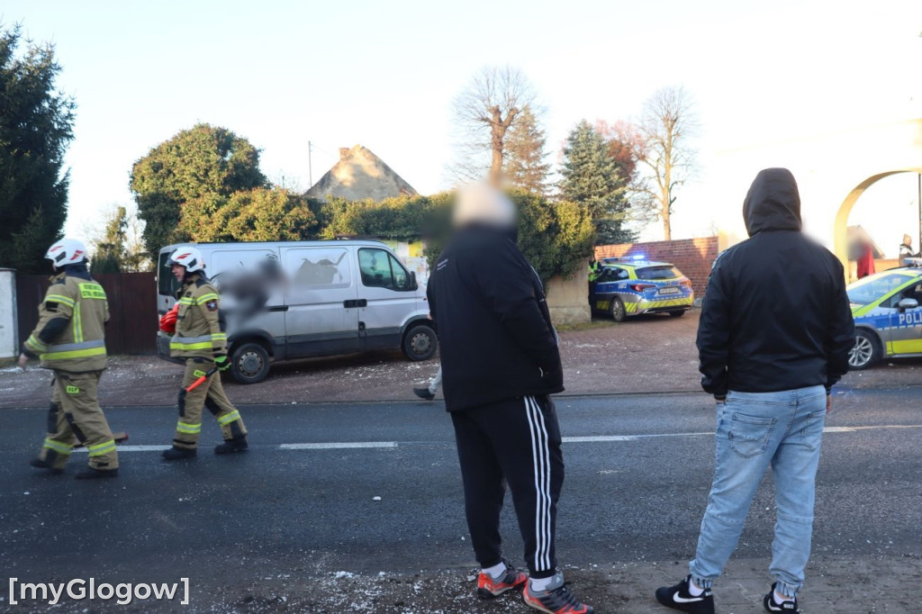 Ciężarówka w posesję w Brzegu Głogowskim