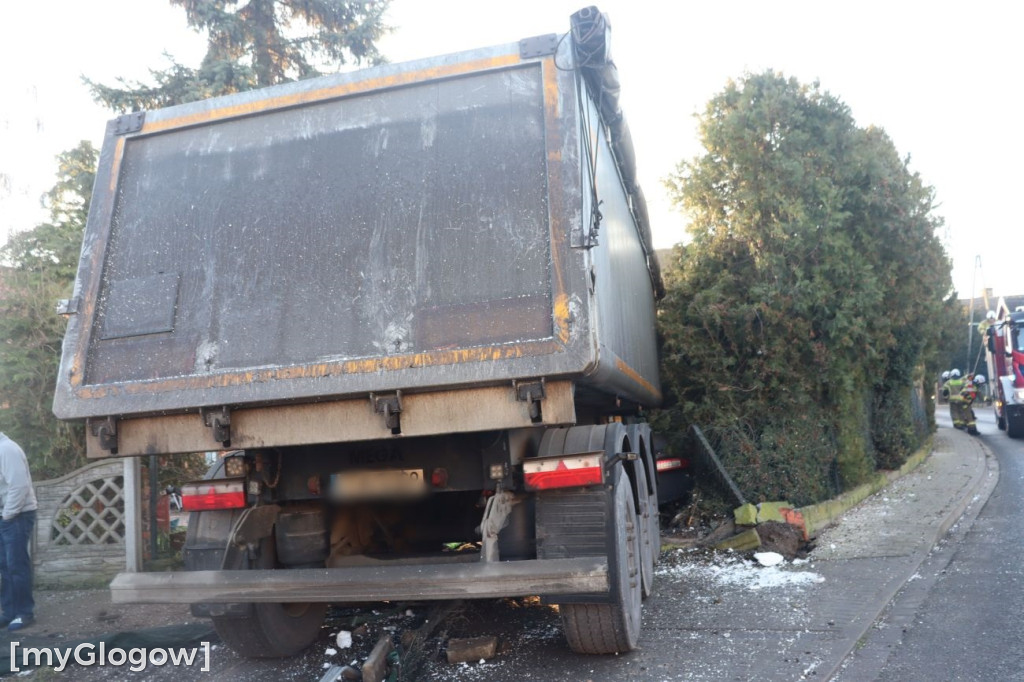 Ciężarówka w posesję w Brzegu Głogowskim