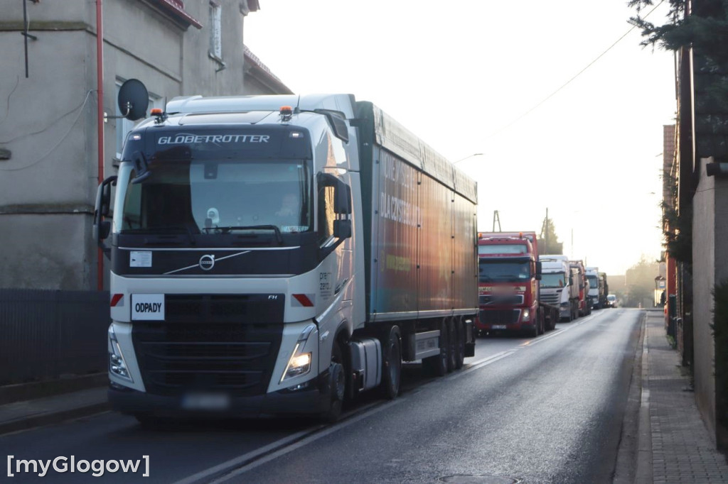 Ciężarówka w posesję w Brzegu Głogowskim