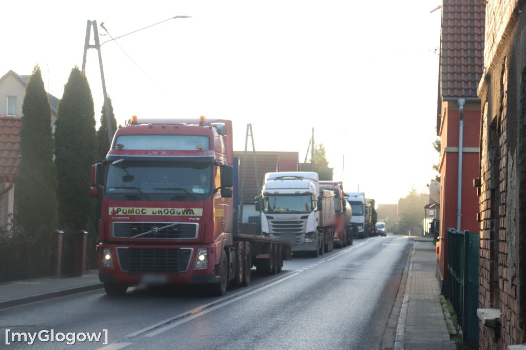Ciężarówka w posesję w Brzegu Głogowskim