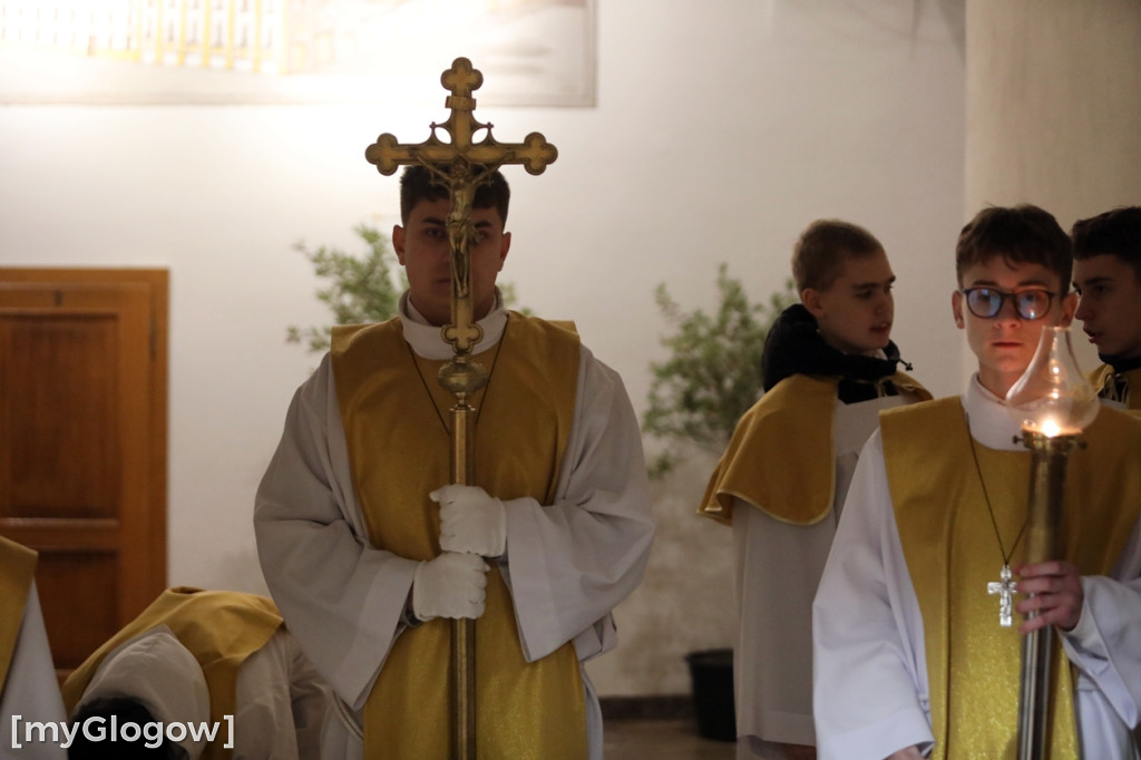 Dzieci pod stajenką z kocami i poduszkami