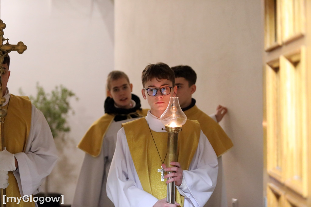 Dzieci pod stajenką z kocami i poduszkami