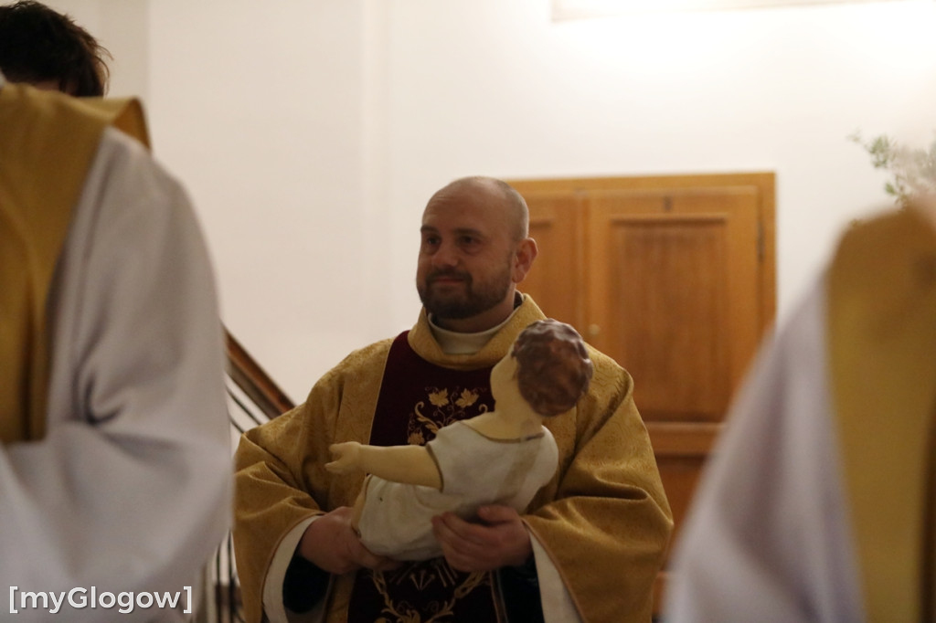 Dzieci pod stajenką z kocami i poduszkami