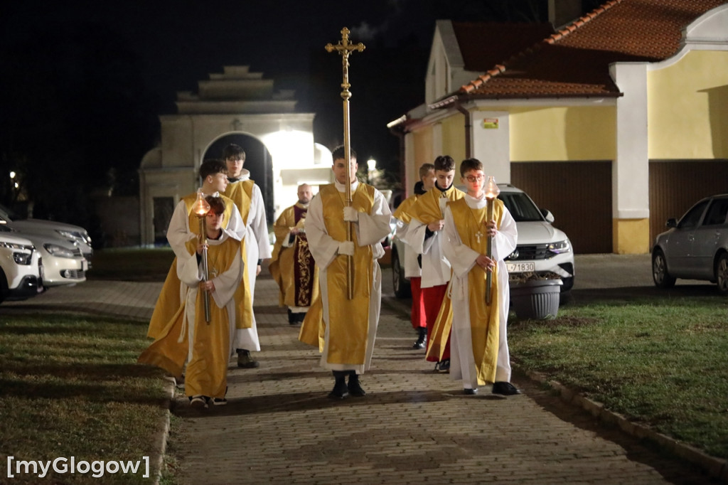 Dzieci pod stajenką z kocami i poduszkami