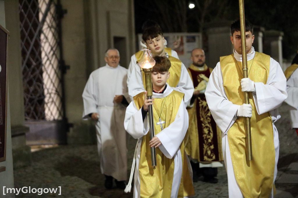Dzieci pod stajenką z kocami i poduszkami