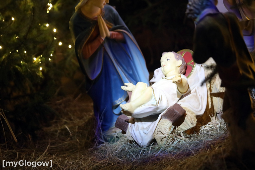 Dzieci pod stajenką z kocami i poduszkami