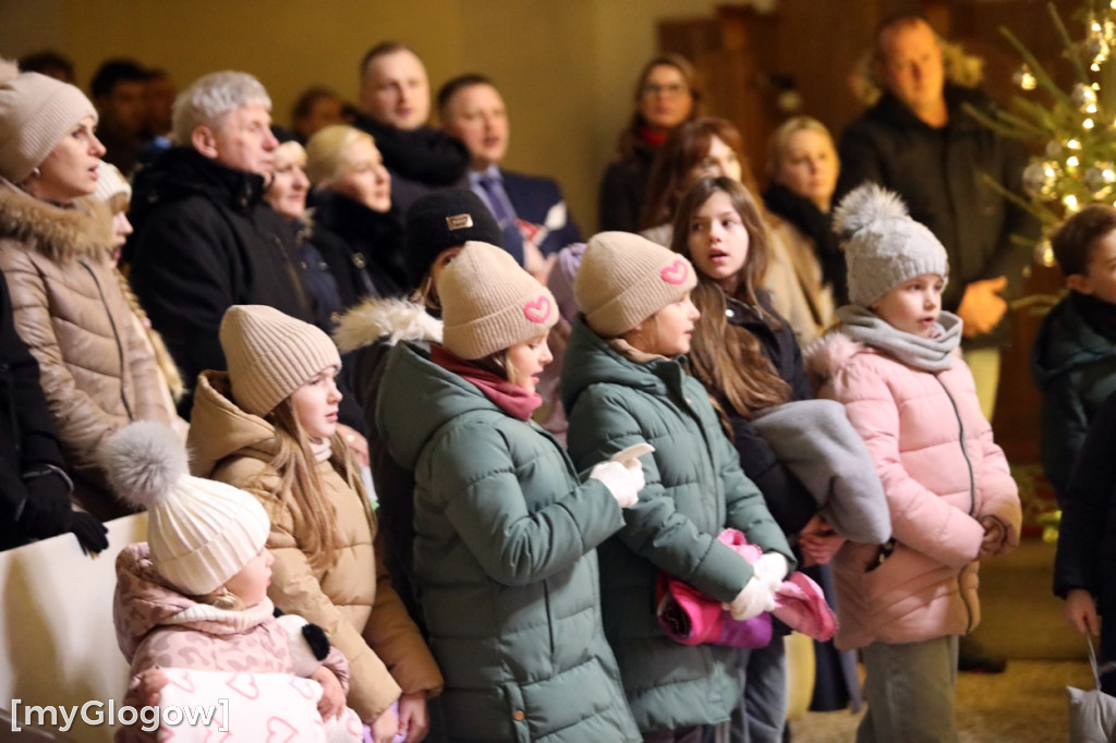 Dzieci pod stajenką z kocami i poduszkami