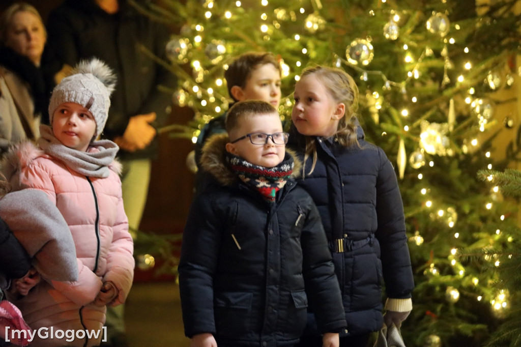 Dzieci pod stajenką z kocami i poduszkami