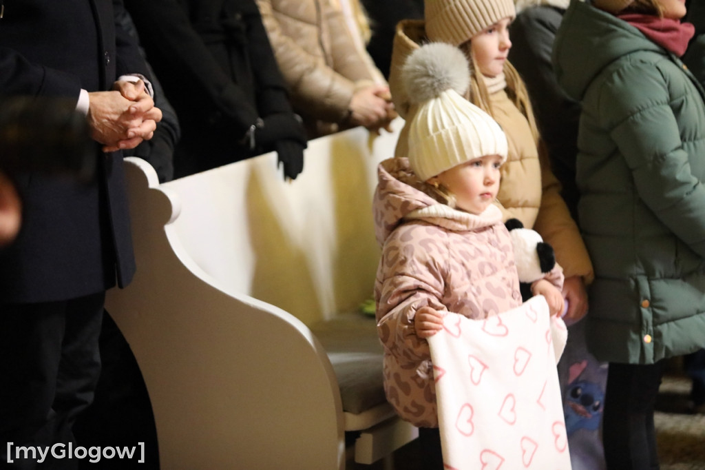 Dzieci pod stajenką z kocami i poduszkami