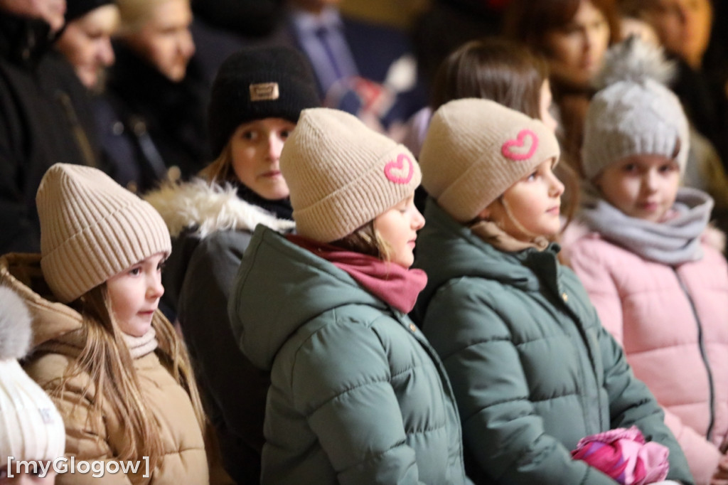 Dzieci pod stajenką z kocami i poduszkami