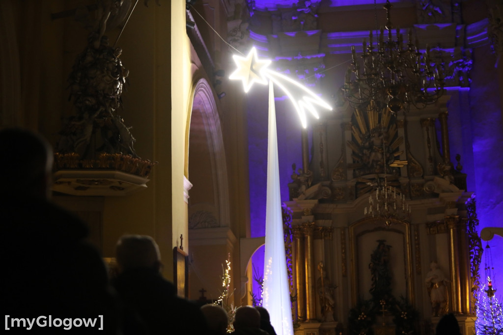 Dzieci pod stajenką z kocami i poduszkami