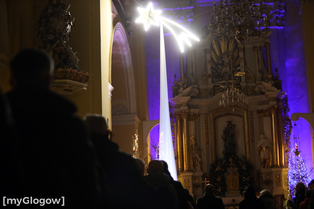 Dzieci pod stajenką z kocami i poduszkami