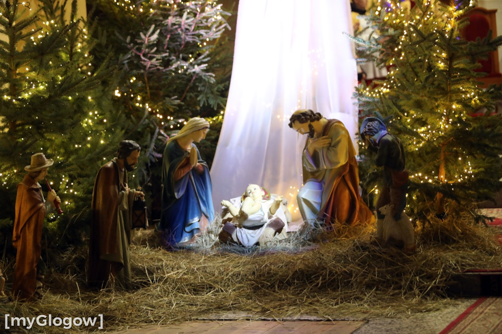 Dzieci pod stajenką z kocami i poduszkami