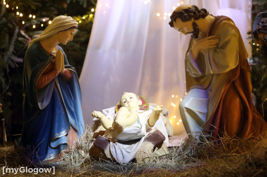 Dzieci pod stajenką z kocami i poduszkami