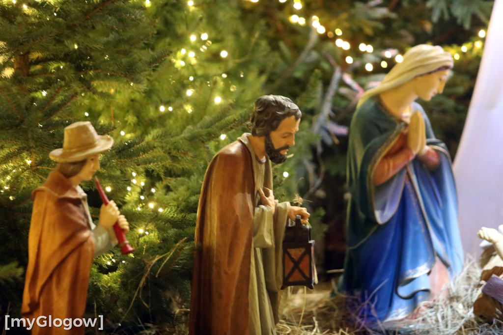 Dzieci pod stajenką z kocami i poduszkami