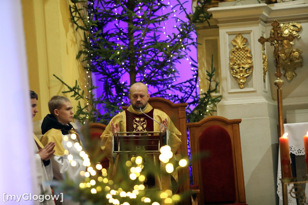 Dzieci pod stajenką z kocami i poduszkami