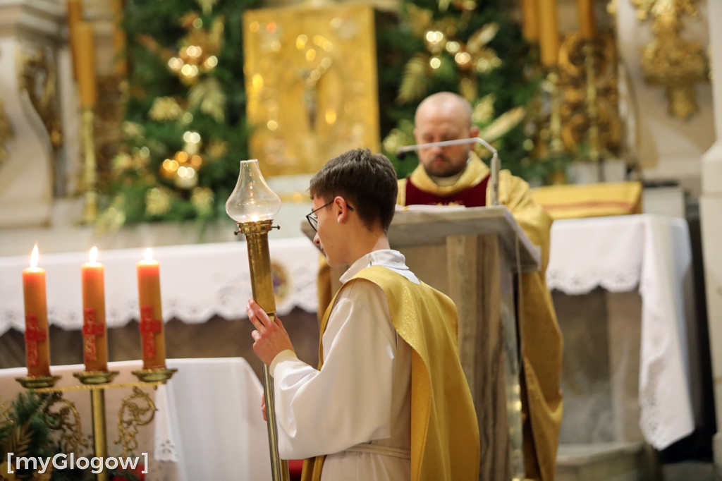 Dzieci pod stajenką z kocami i poduszkami