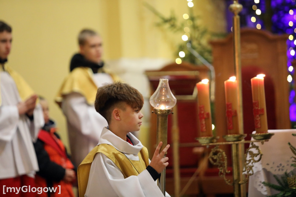Dzieci pod stajenką z kocami i poduszkami