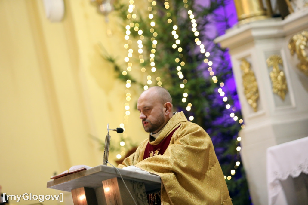 Dzieci pod stajenką z kocami i poduszkami