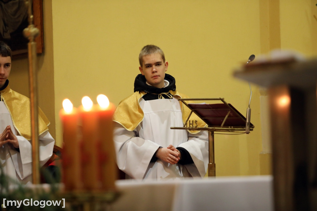 Dzieci pod stajenką z kocami i poduszkami