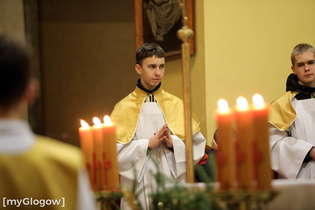 Dzieci pod stajenką z kocami i poduszkami