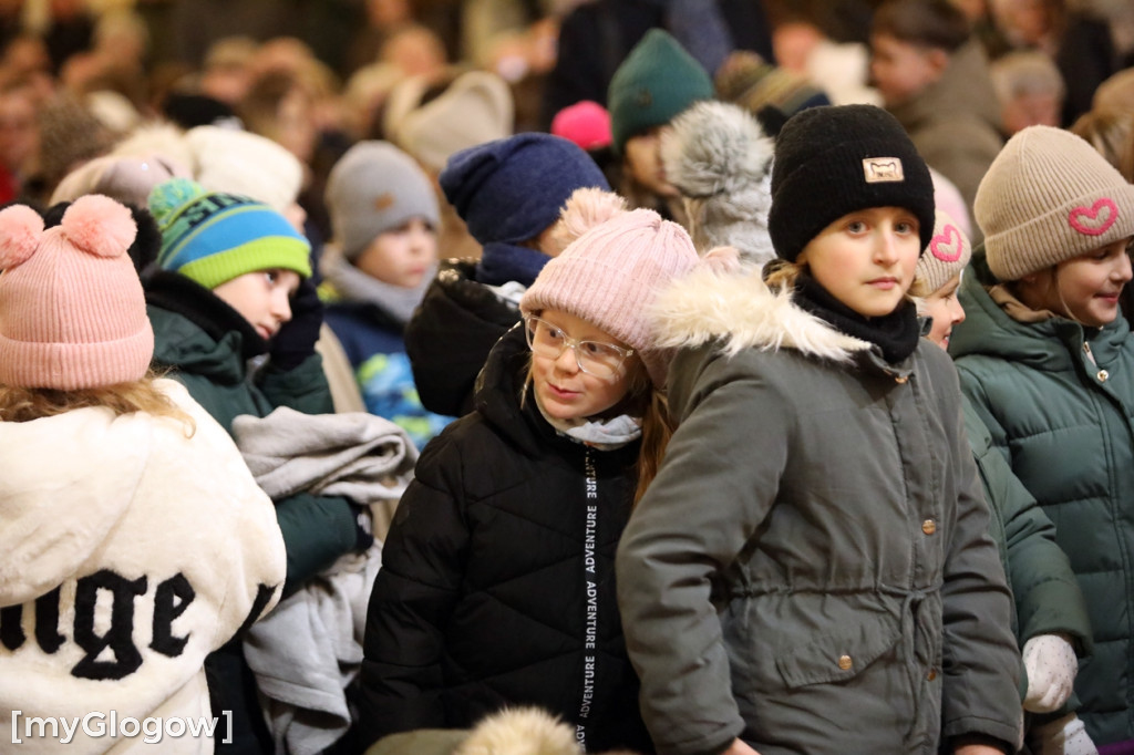 Dzieci pod stajenką z kocami i poduszkami