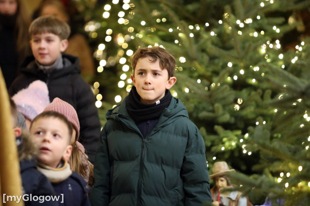 Dzieci pod stajenką z kocami i poduszkami