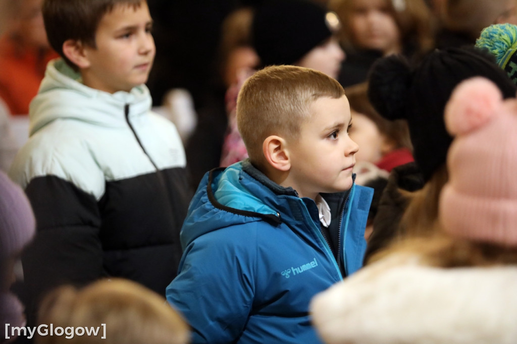 Dzieci pod stajenką z kocami i poduszkami