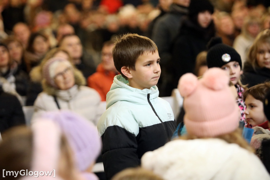 Dzieci pod stajenką z kocami i poduszkami