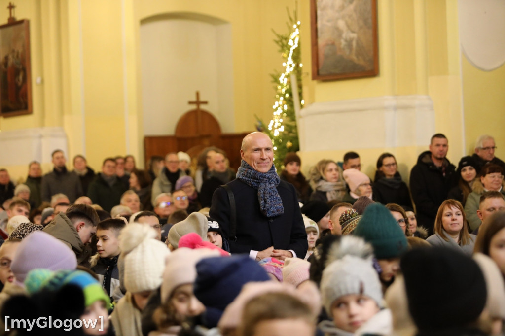 Dzieci pod stajenką z kocami i poduszkami