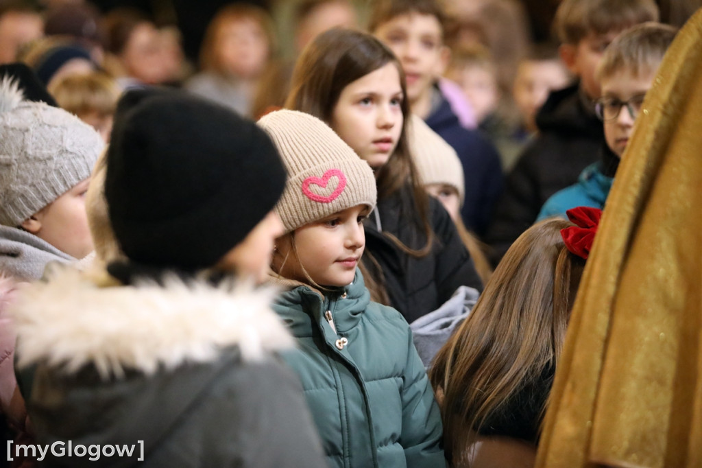 Dzieci pod stajenką z kocami i poduszkami