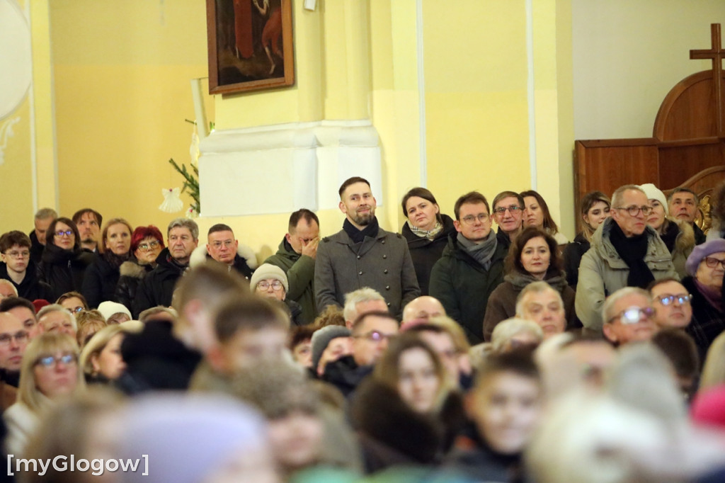 Dzieci pod stajenką z kocami i poduszkami