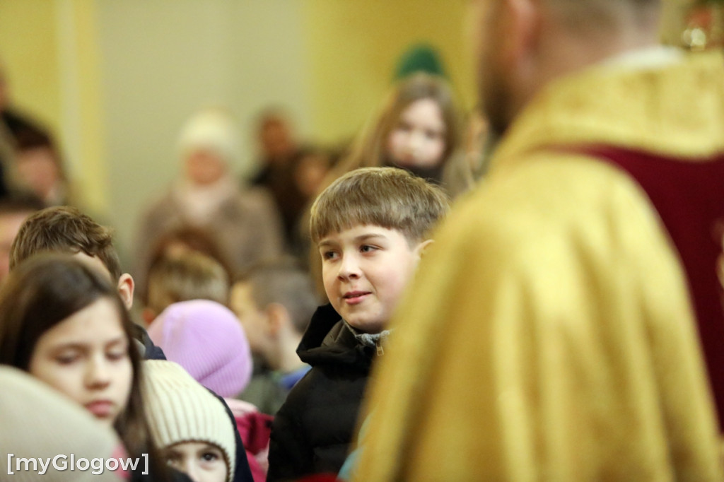 Dzieci pod stajenką z kocami i poduszkami