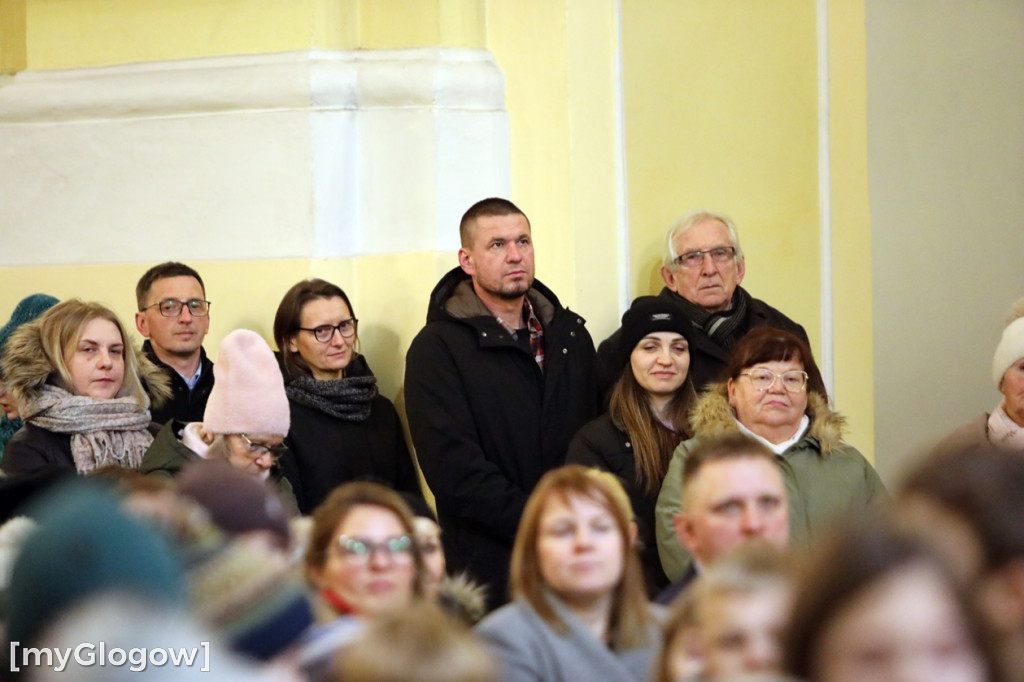 Dzieci pod stajenką z kocami i poduszkami